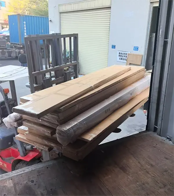 Regały odzieżowe zostały pomyślnie dostarczone do Dubaju