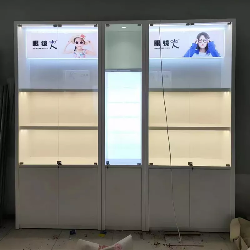 Szklane witryny wystawowe