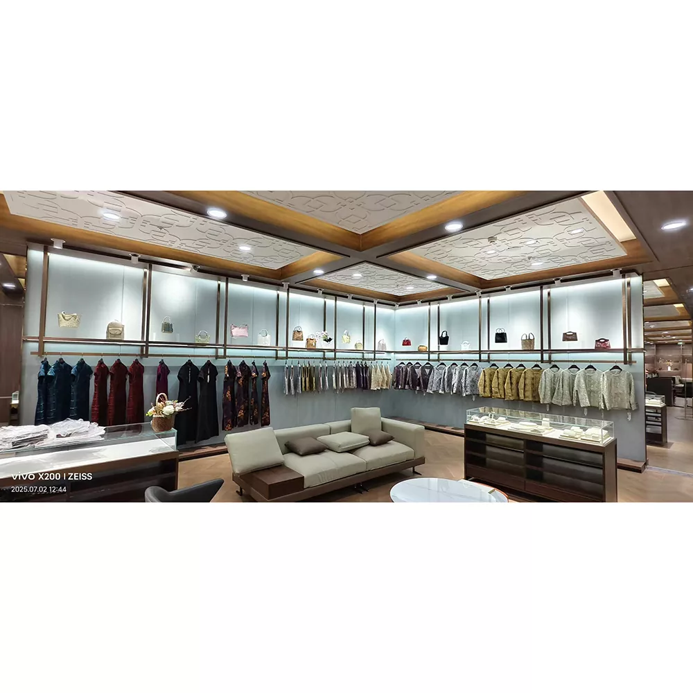 Żelazny stojak na odzież damską