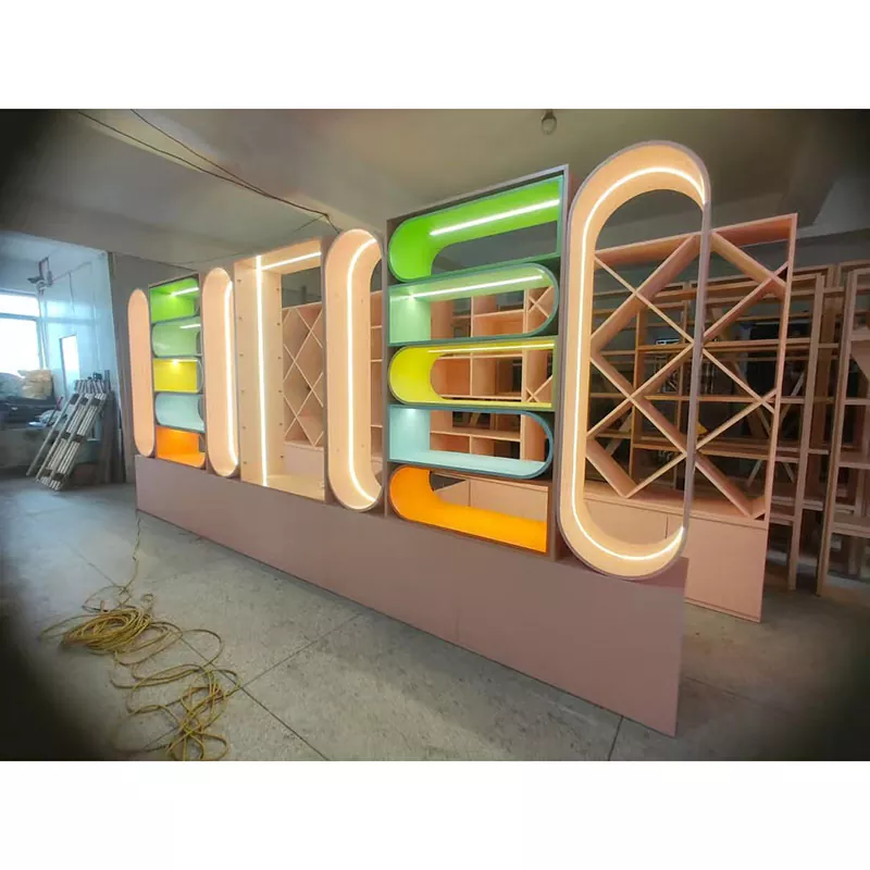 Drewniany stojak ekspozycyjny