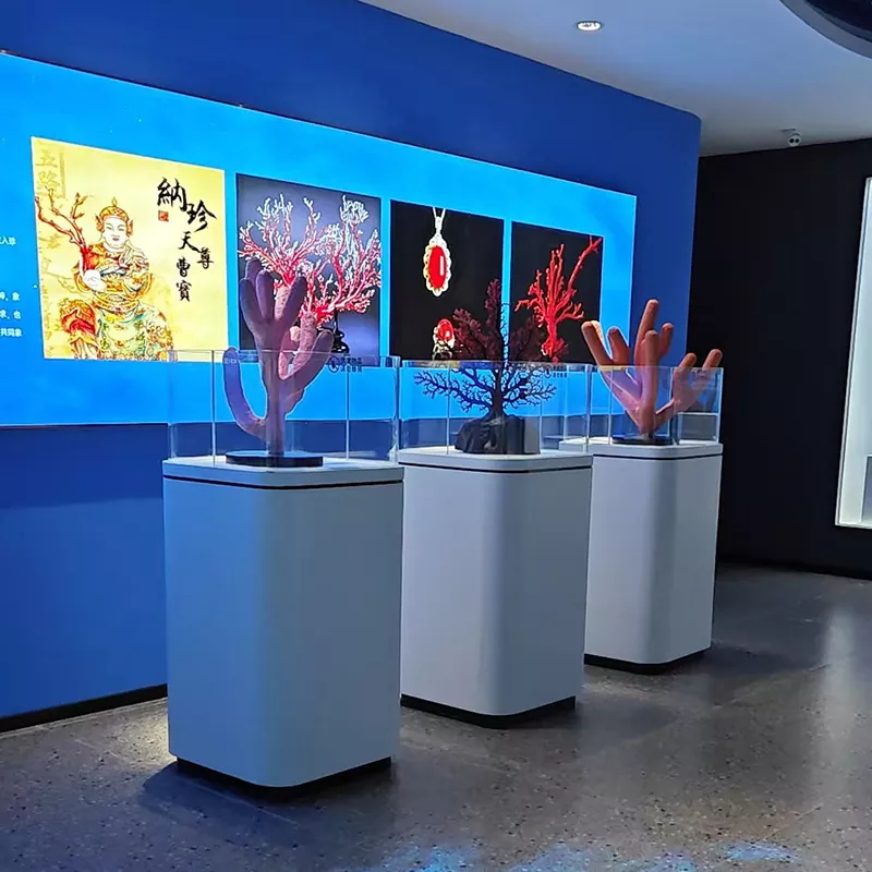 Drewniany stół wystawowy